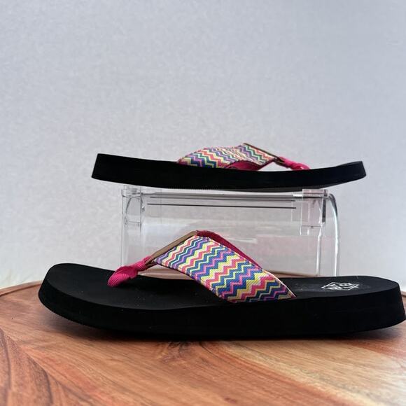 BY YB Womens Size 9 Black Pink Zigzag Sandals Flip Flops Colorful Pattern - Picture 2 of 12
